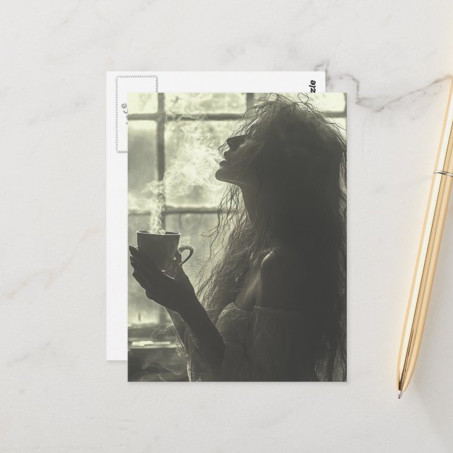Frau genießt dampfenden Tee Postkarte (Vorderseite/Rückseite Beispiel)