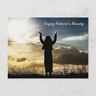 Frau genießt Sonnenuntergang Postkarte