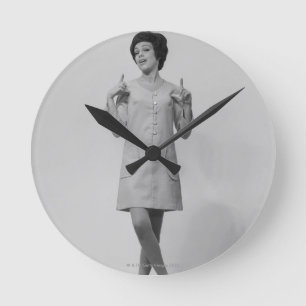 Frau gestikulierend runde wanduhr