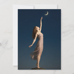 Frau greift nach dem Mond Karte