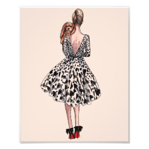 Frau hält Modeillustration eines Hundes Fotodruck