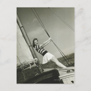 Frau hält Rigging auf Yacht Postkarte