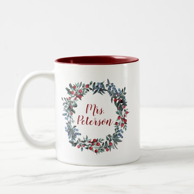 Frau Holidays Christmas Berries Wreath Zweifarbige Tasse (Links)