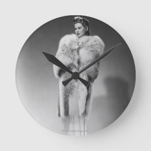 Frau im Abendkleid 2 Runde Wanduhr