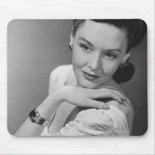 Frau im Abendkleid Mousepad