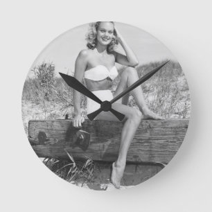 Frau im Bikini Runde Wanduhr