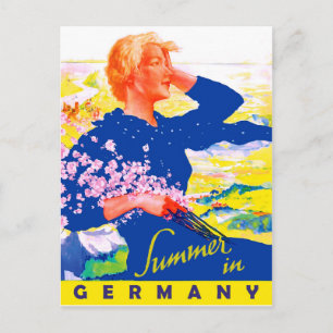 Frau im blauen Kleid auf einem sommerlichen Feld i Postkarte