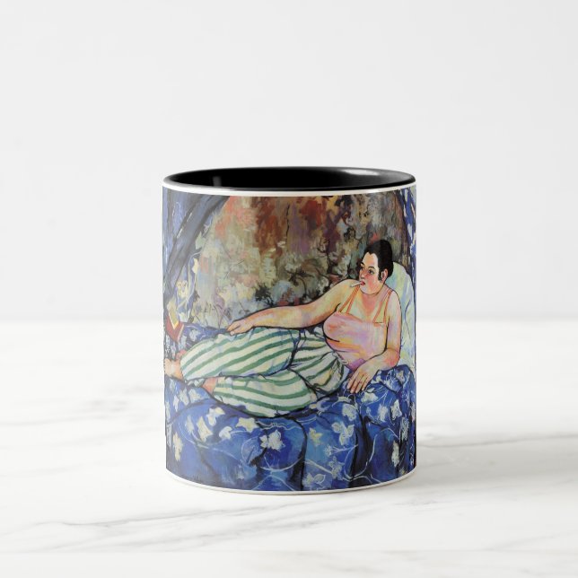 Frau im blauen Schlafzimmer (von Suzanne Valadon) Zweifarbige Tasse (Mittel)