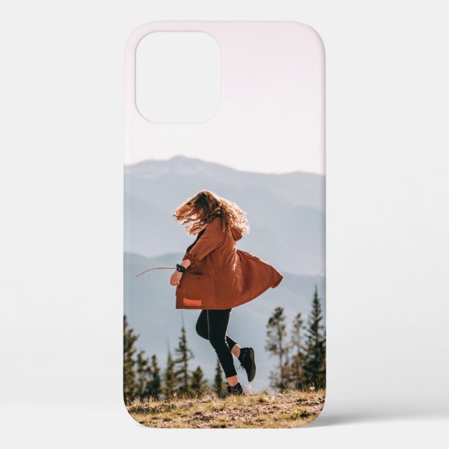 Frau im braunen Mantel Case-Mate iPhone Hülle (Rückseite)