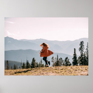 Frau im braunen Mantel Poster