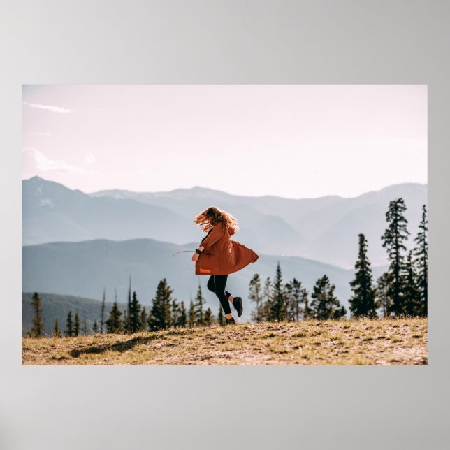 Frau im braunen Mantel Poster (Vorne)