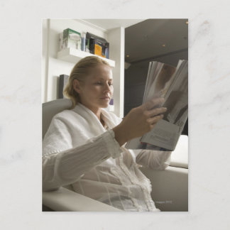Frau im Friseursalon Postkarte