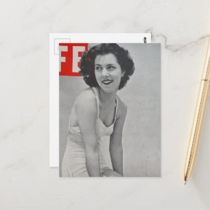 Frau im Jahr 1939 am Strand schwarz-weiß Postkarte