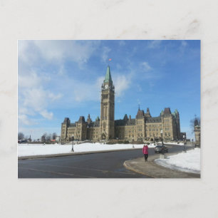 Frau im kanadischen Parlament in Ottawa Postkarte