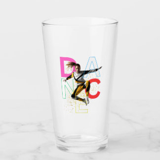 Frau im mittleren Tanz Glas