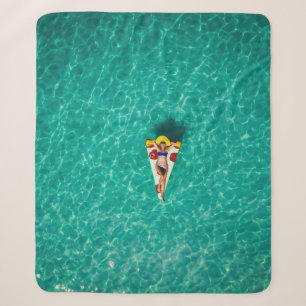 Frau im Pizzafloat Sherpadecke