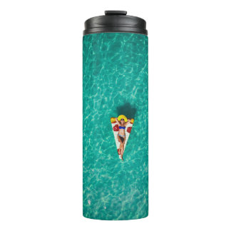 Frau im Pizzafloat Thermosbecher