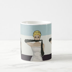 Frau im Stil der 1950er Jahre mit Abendhandschuhen Kaffeetasse
