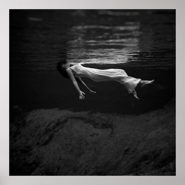 Frau im Wasser Poster (Vorne)