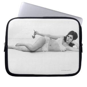 Frau in Badebekleidung Laptopschutzhülle