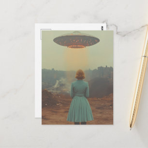 Frau in blauem Kleid und ein UFO Postkarte