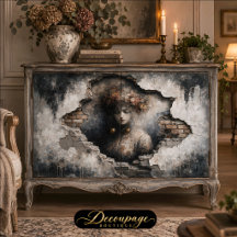 Frau in bröckelnder Wand-Decoupage enthüllt