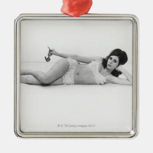 Frau in der Badebekleidung Ornament Aus Metall