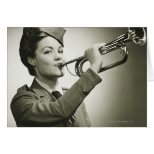 Frau in der Soldat-Uniform