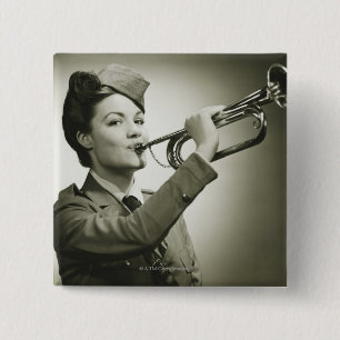 Frau in der Soldat-Uniform Button