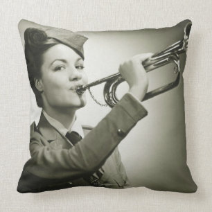 Frau in der Soldat-Uniform Kissen