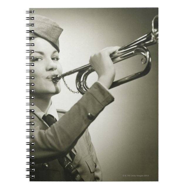 Frau in der Soldat-Uniform Notizblock (Vorderseite)