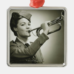 Frau in der Soldat-Uniform Ornament Aus Metall