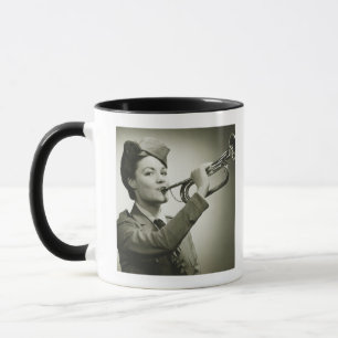 Frau in der Soldat-Uniform Tasse