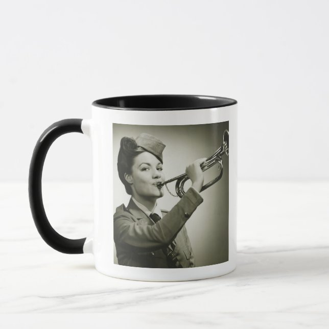Frau in der Soldat-Uniform Tasse (Links)