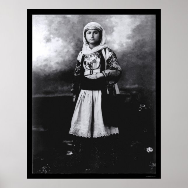 Frau in einem alten griechischen Kostüm 1920 Poster (Vorne)