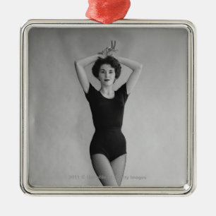 Frau in einem Balletttrikotanzugporträt Ornament Aus Metall