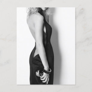 Frau in einem exquisiten schwarzen Kleid Postkarte