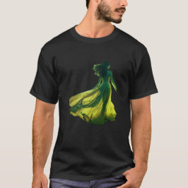 Frau in einem fließenden Kleid auf schwarzem T-Shi T-Shirt