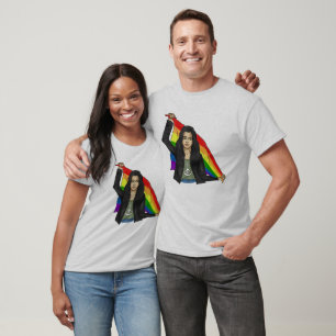 Frau in einem Peace-T-Shirt mit einer Regenbogenfl T-Shirt