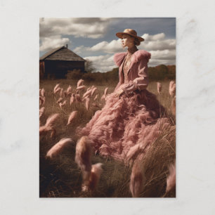 Frau in einem rosa Federkleid in einem Vintagen Fe Postkarte