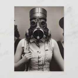 Frau in einer Gasmaske Postkarte