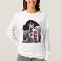 Frau in gestickter Bluse