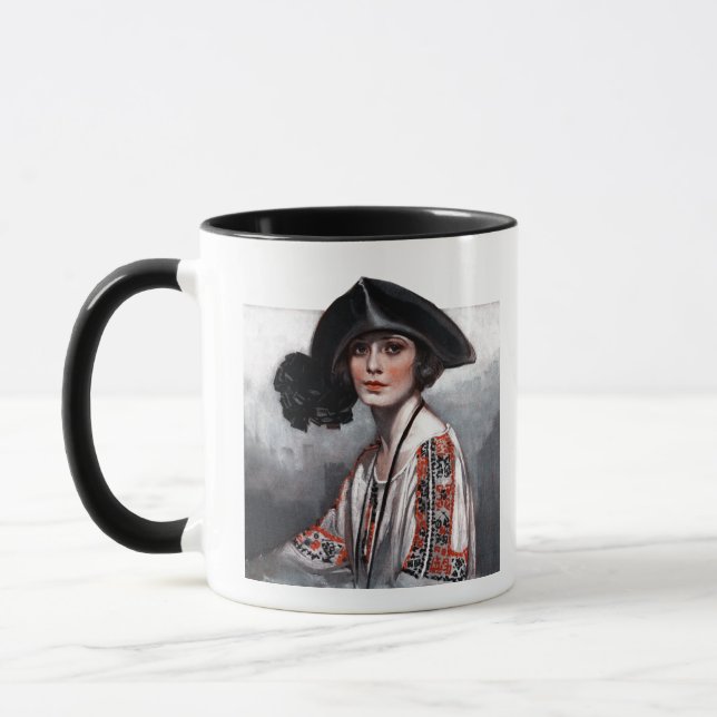 Frau in gestickter Bluse Tasse (Links)