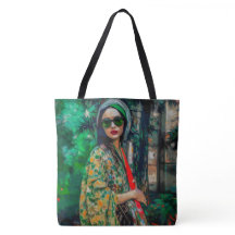 Frau in grüner Sonnenbrille