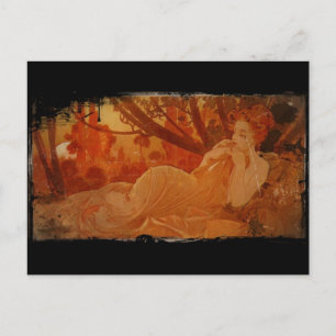 Frau in Herbstlaub Postkarte