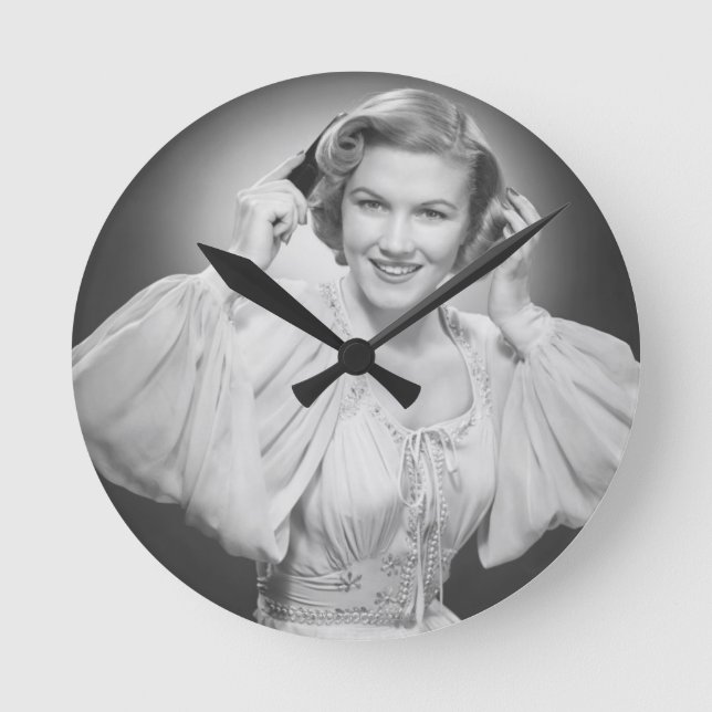 Frau in Kleid 2 Runde Wanduhr (Vorderseite)