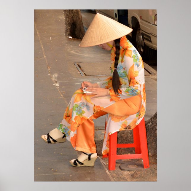 Frau in Orange und Conical Hat Poster (Vorne)