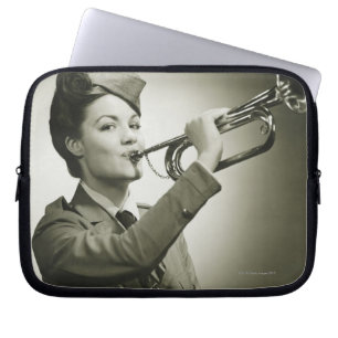 Frau in Soldatenuniform Laptopschutzhülle
