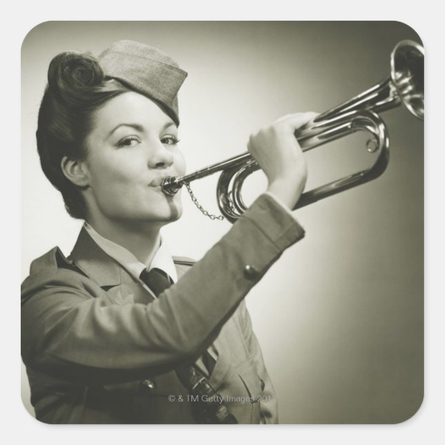 Frau in Soldier Uniform Quadratischer Aufkleber (Vorderseite)