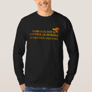 Frau in völliger Selbstkontrolle Der richtige Hut  T-Shirt